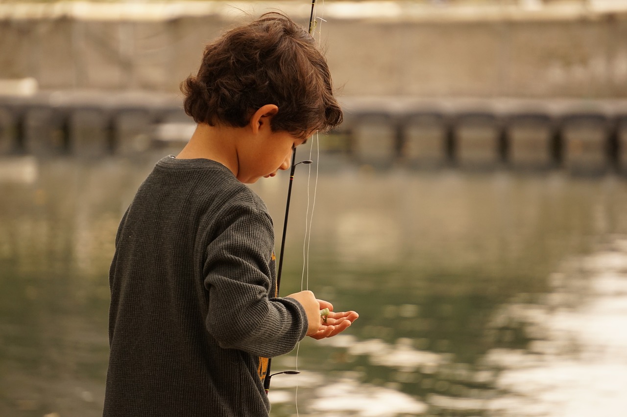 大人带孩子露营遭遇意外，三小孩落水，一人失踪