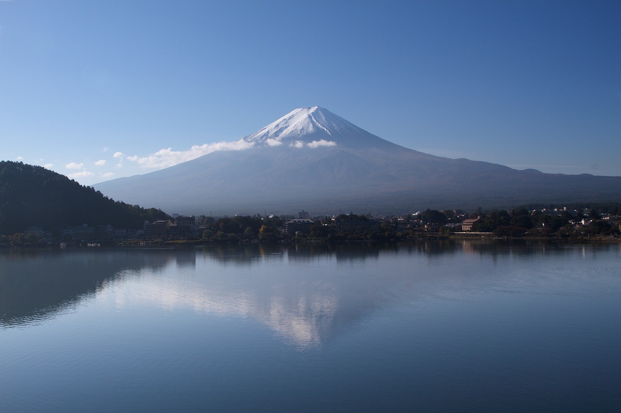 日本小镇的独特景观，持续拉网遮挡富士山景