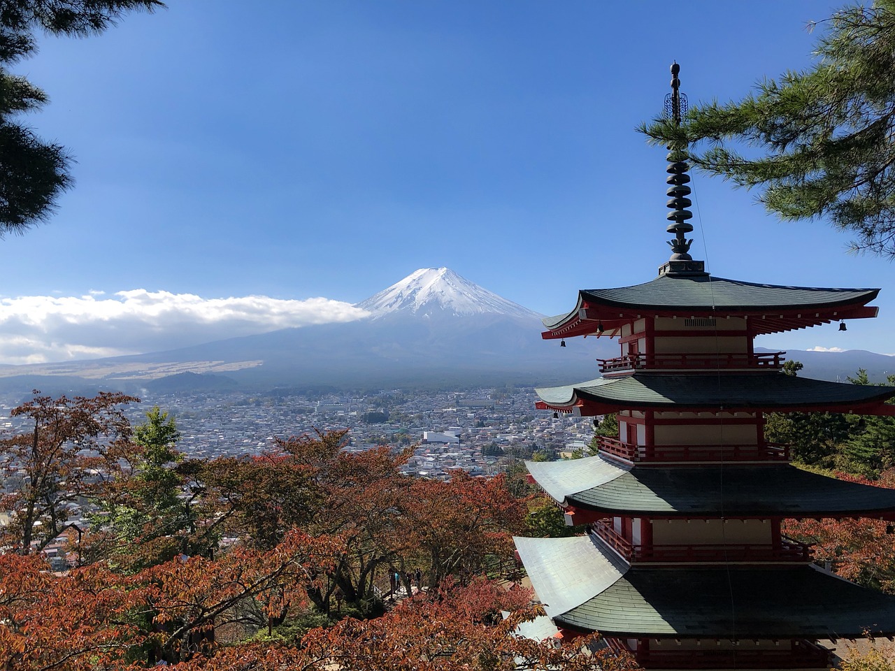 日本小镇的独特景观，持续拉网遮挡富士山景