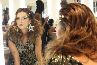 张馨予身上好多花儿，探索明星时尚与自然的和谐共生