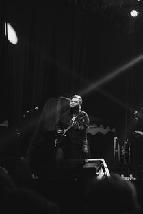 权志龙打歌舞台，从舞台设计到表演艺术的全方位解析