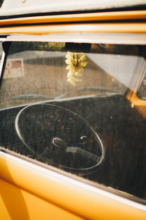 感恩之心，回馈真情，一位女车主的跪谢与全新大众车的赠予