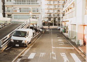 绿皮火车上的晾衣风景线，传统与现代的碰撞