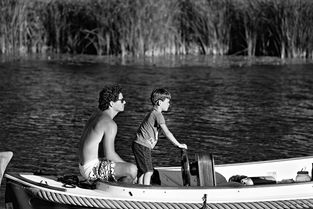 地震中的父与子,爱与坚持的力量 地震中的父与子,爱与坚持的力量
