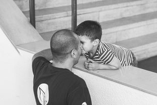 父亲送儿子进精神病院17年，爱与责任的交织