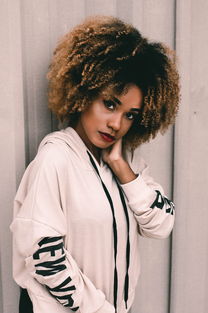 如何正确使用卷发器，轻松打造时尚发型